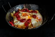 Huevos rotos con chistorra