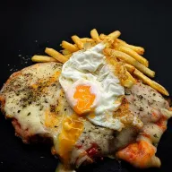 Pollo empanado a la napolitana a caballo