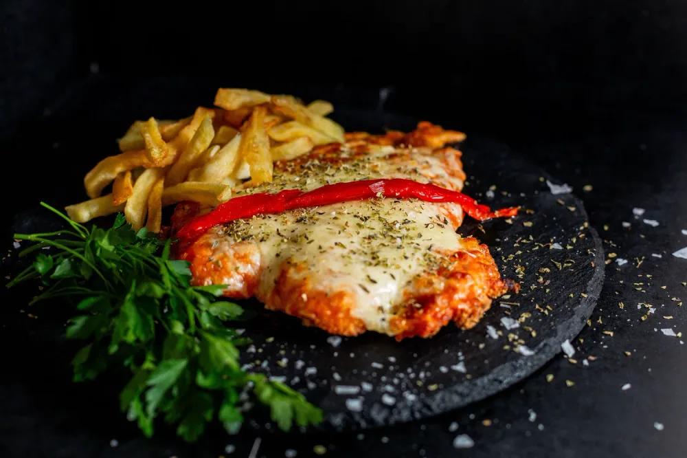 Pollo empanado a la napolitana