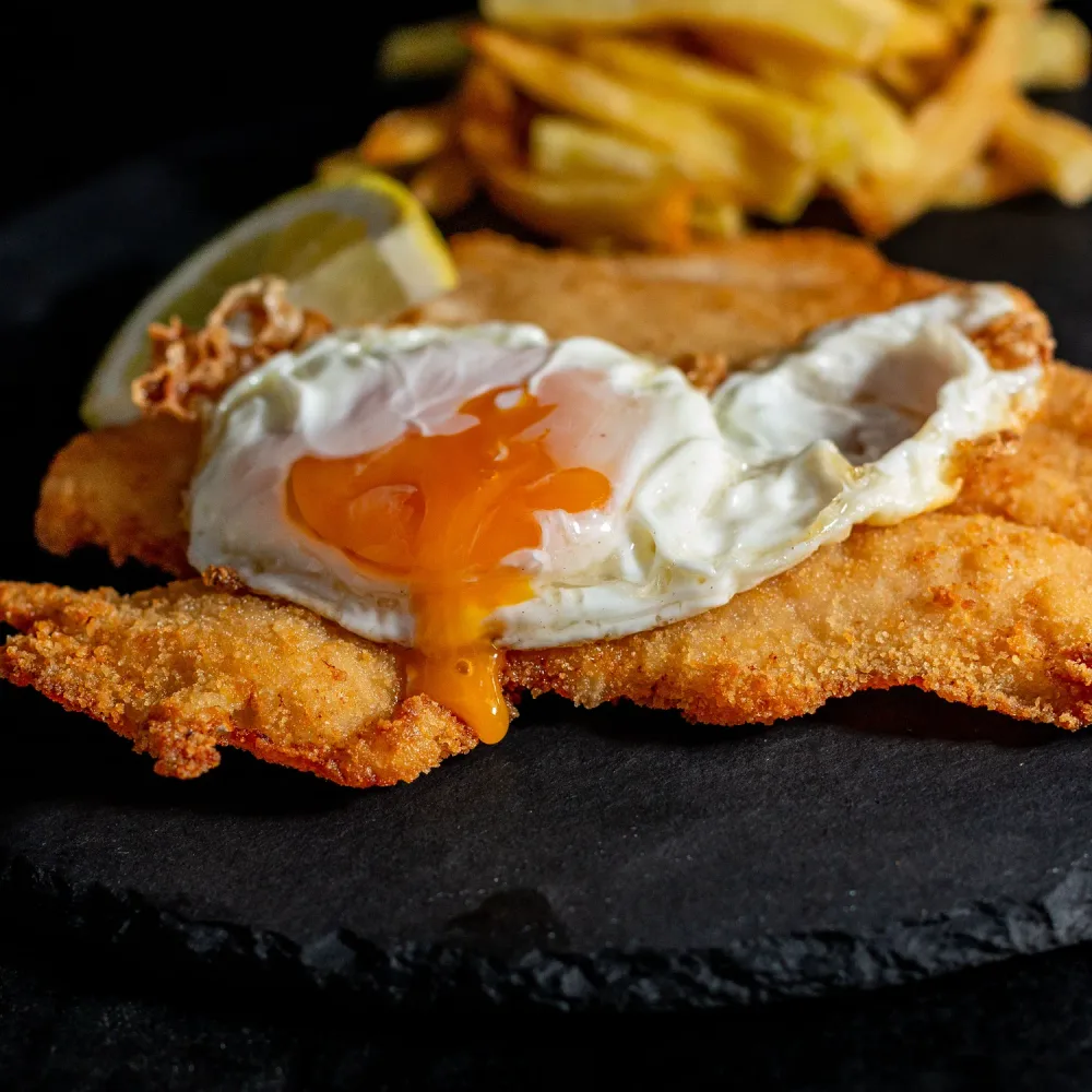 Pollo empanado a caballo