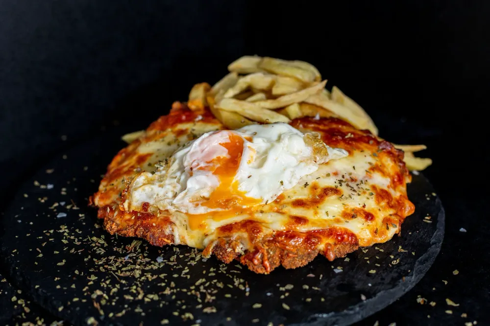 Ternera empanada a la napolitana a caballo